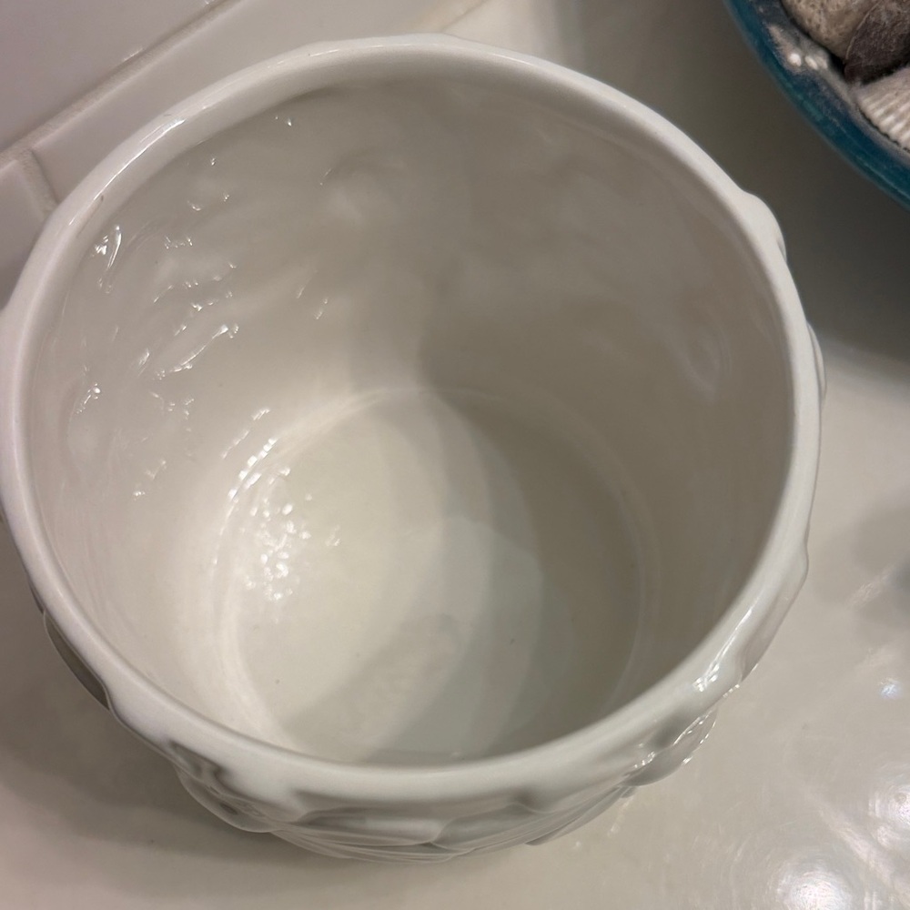 White Ceramic Daisy Embossed Planter/decorative bowl - Picture 2 of 3